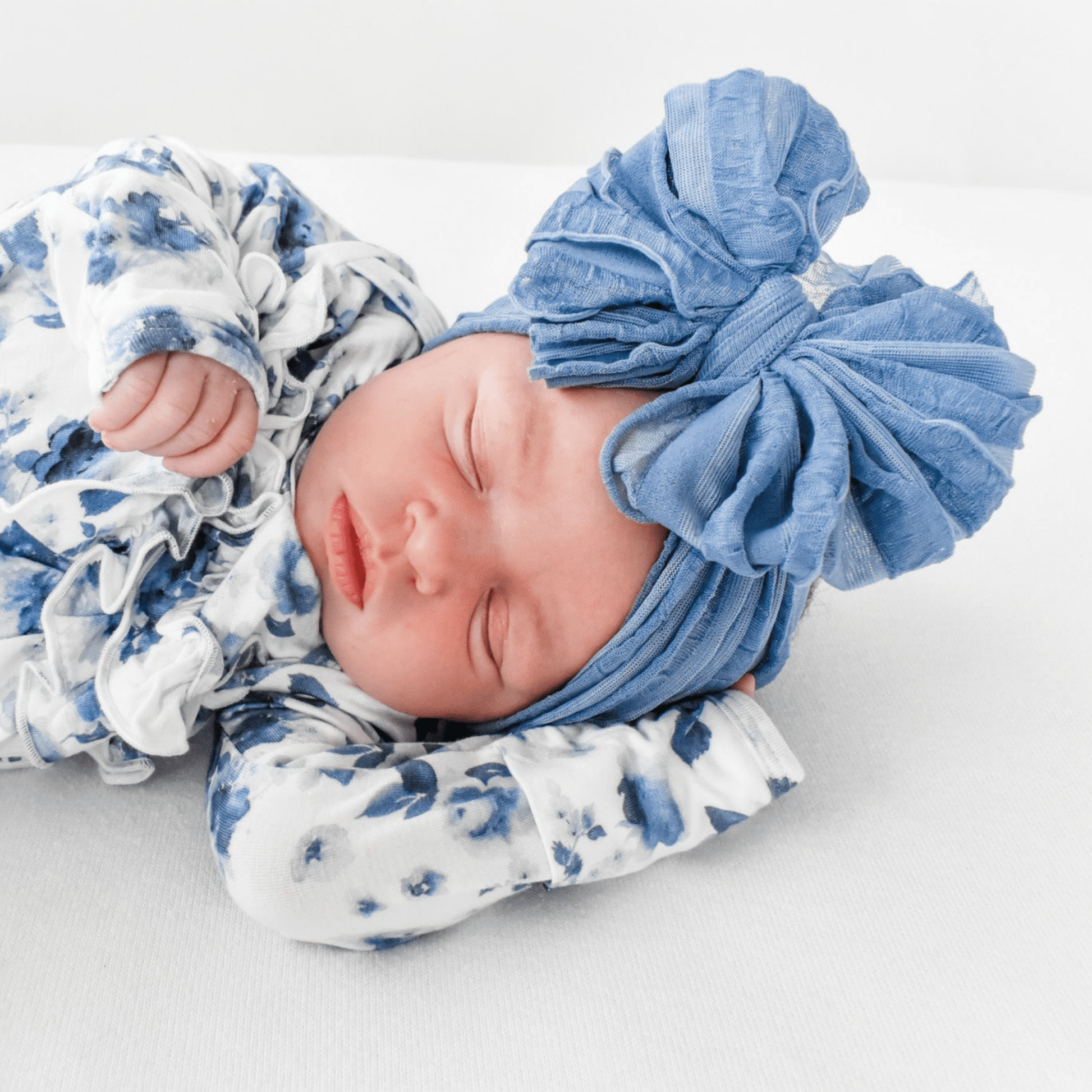 Soft denim ruffled baby headband
Blue ruffled headband for baby girls
Stylish denim headband for babies
Ruffled baby headband with a denim look
Soft baby girl headband with denim design
Comfortable denim ruffled headband for infants
Trendy baby headband with denim details
Baby hair accessory with a soft denim fabric
Denim-inspired ruffled headband for newborns
Baby girl headband with soft denim material