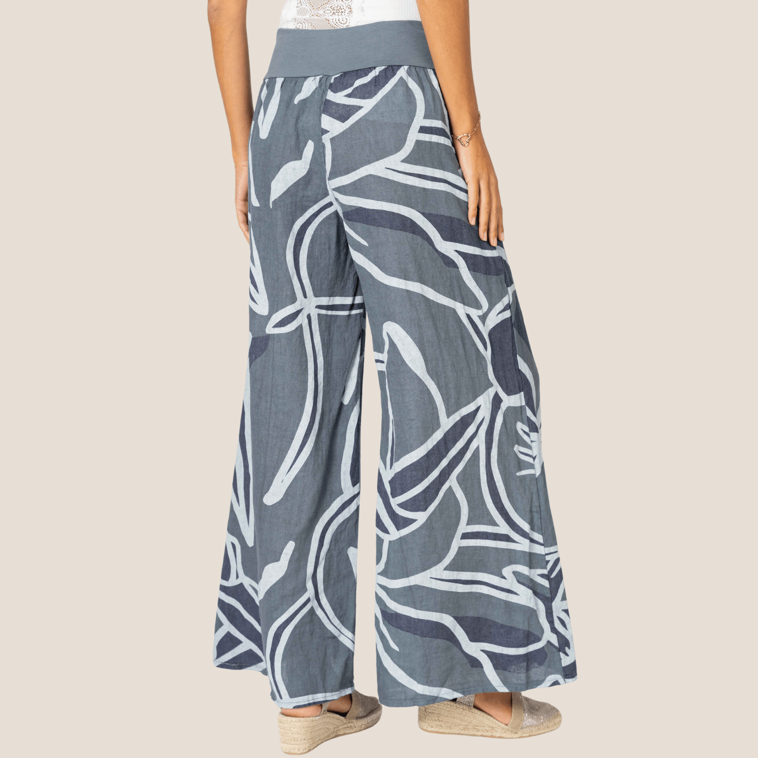 Best wide leg pants for bohemian looks
Soft and breathable wide-leg linen trousers
Plus-size wide leg floral palazzo pants
Statement floral pants for women’s wardrobe